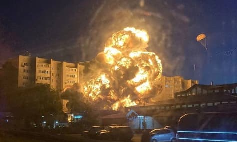 В россии военный самолет Су-34 упал прямо во дворе города Ейск. Загорелась многоэтажка, слышны взрывы