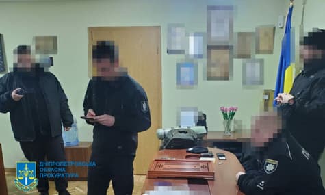 Полицейские подкупили мужчину для «продажи оружия», чтобы задержать его и улучшить себе статистику — ГБР