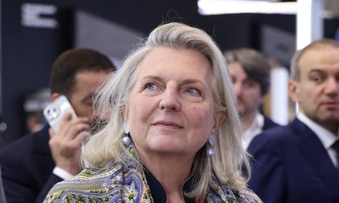 «Це росія!». Ексглава МЗС Австрії, яка танцювала з путіним, а потім переїхала до рф, пораділа тому, як її з котом прийняли в церкві