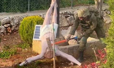 У мережі ширилося фото, де військовий Ізраїлю нищить пам’ятник Ісусу в Лівані. ЦАХАЛ підтвердив