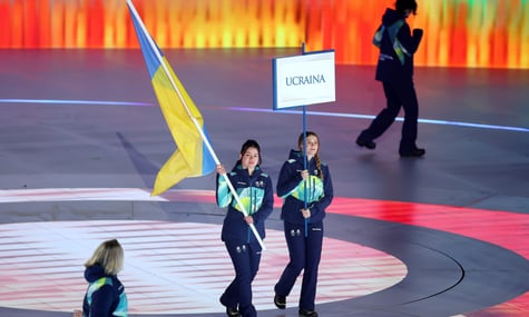 Прапороносці України під час церемонії відкриття Зимових Паралімпійських ігор Мілано-Кортіна, 6 березня 2026 року