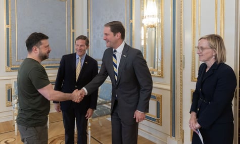 Сенатор США Річард Блюменталь та член Палати представників Джим Гаймс під час зустрічі з президентом України Володимиром Зеленським Сенатор США Річард Блюменталь та член Палати представників Джим Гаймс під час зустрічі з президентом України Володимиром Зеленським