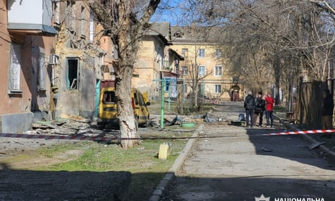 Из-за российских обстрелов в Херсонской области пострадали 10 человек. Среди них — полицейский
