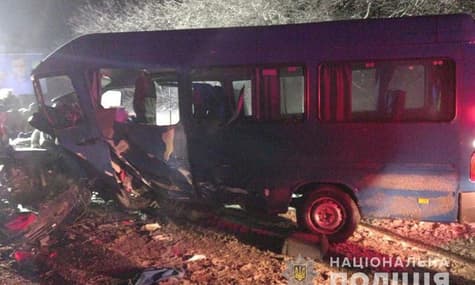 На Тернопільщині мікроавтобус зіткнувся з автівкою: постраждали 9 людей (ОНОВЛЕНО)