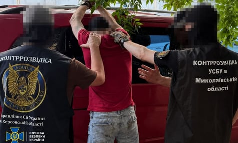 СБУ затримала чоловіка, якого підозрюють у спробі підірвати авто військового в центрі Миколаєва