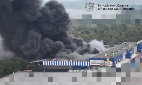Торгівельний центр «Епіцентр» у Запоріжжі горить після російського удару