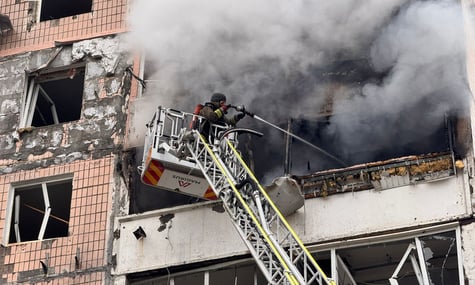 Рятувальники ліквідують наслідки російської атаки на Запоріжжя 17 грудня Рятувальники ліквідують наслідки російської атаки на Запоріжжя 17 грудня