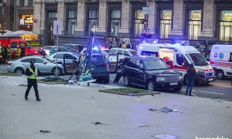 В Киеве на Крещатике водитель въехал в остановку общественного транспорта: двое погибших и несколько раненых