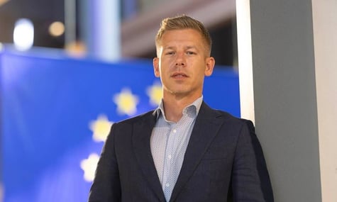 Лідер угорської опозиції розповів, що на інтимному відео, яке погрожують злити, — він і його ексдівчина, яка його шантажувала