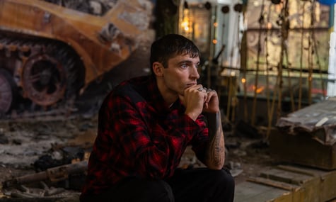 «Додому ти все одно не поїдеш, у тебе рак — четверта стадія». Як полонений морпіх усе ж вернувся і чому судиться з мамою за державні виплати