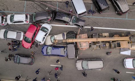 Аварія з автокраном у Києві: пошкоджена 21 машина, постраждалу відправили до лікарні