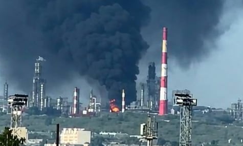 У Сизрані горить НПЗ після атаки дронів. Губернатор заявляє про загиблих