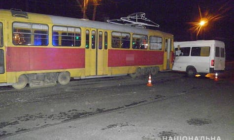 У Запоріжжі зітнулися трамвай, маршрутка і легкових: 9 людей госпіталізували