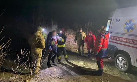 Мужчины пытались ночью незаконно перейти границу. В результате оказались на дереве, откуда звали о помощи