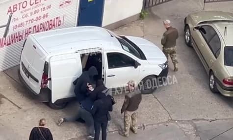 В Одессе на мужчину надели наручники и посадили в микроавтобус якобы за отказ взять повестку