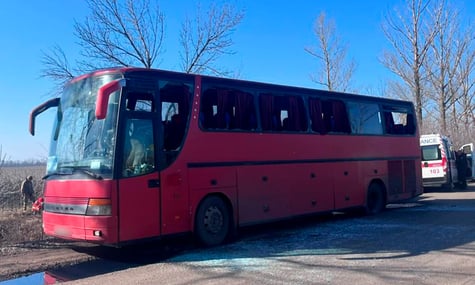 Окупанти поцілили по автобусу на Харківщині: загинув водій, чотири людини поранені