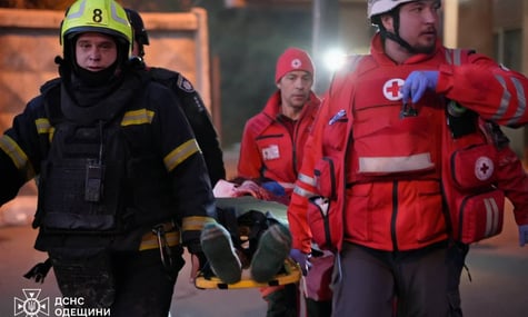 Рятувальники надають допомогу людині, постраждалій унаслідок російської атаки по Одесі, 16 квітня 2026 року