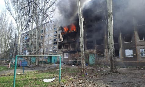 На Донеччині росія за добу вдарила по десятках будинків, дитсадку і школі, є загиблі: ситуація в регіонах