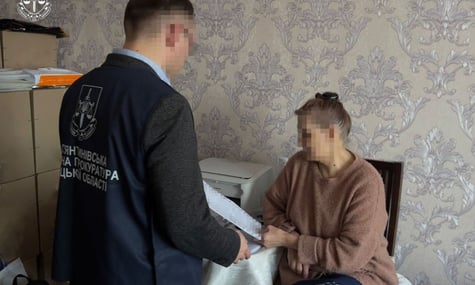 На Донеччині мати 18 років зберігала тіло померлої доньки у квартирі: їй оголосили підозру