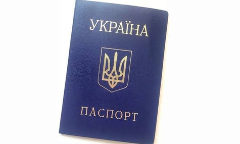 В українських паспортах записи вноситимуть лише державною мовою — постанова Кабміну