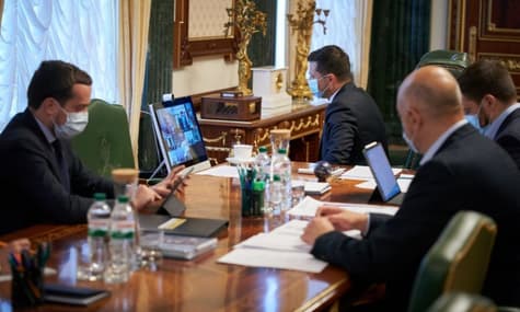 Зеленский призвал не спешить продолжать карантин надолго