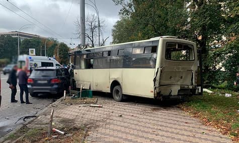 В Киеве автомобиль въехал в автобус: пострадали 23 пассажира, в том числе несовершеннолетние