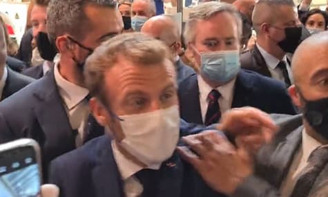 «Да здравствует революция!»: В Лионе человек бросил яйцо в президента Макрона, который приехал на выставку