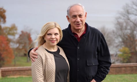 Дружину Нетаньягу стали позначати авторкою її власних офіційних фото, бо вона вимагала ретушувати їх, щоб мати молодший вигляд — медіа