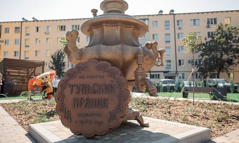 У Маріуполі окупанти знищили всі українські мурали й постаменти. Натомість там зʼявився памʼятник прянику і самовару