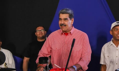 Мадуро заспівав антивоєнну пісню Джона Леннона на тлі зростання напруженості із США