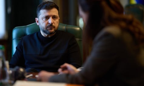 «Це було би дурною ідеєю». Зеленський каже, що «перший раз чує» про плани оголосити вибори та референдум 24 лютого