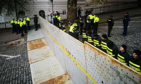 «Берлинская стена» в Тбилиси: полиция возвела металлические заграждения вокруг здания парламента Грузии