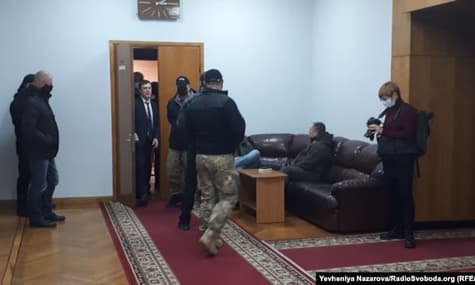 В Запорожье депутаты облсовета опять не смогли выбрать главу. Неизвестные не пропускали часть депутатов на заседание