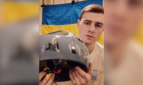 Український скелетоніст Владислав Гераскевич із шоломом, на якому зображені українські атлети, які загинули через російську агресію