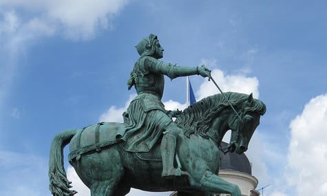 У Парижі чоловік гуляв із мечем, який голими руками відламав із пам'ятника Жанні д'Арк. Його перестріла поліція