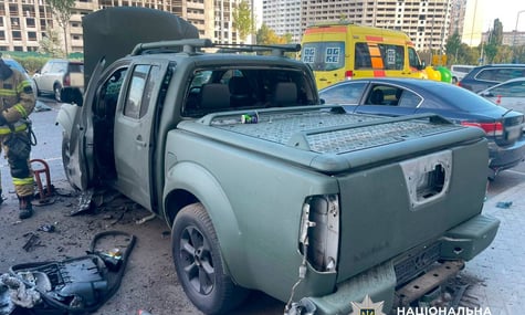 У Києві вибухнула автівка, схожа на військову. Власник саме підходив до машини