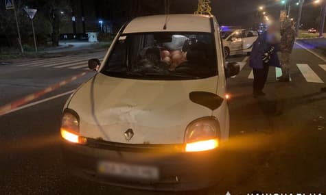 В Киеве водитель сбил военную, которая несла службу на блокпосте. Ее госпитализировали