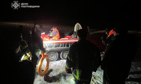 На Полтавщині компанія застрягла на крижаній річці в новорічну ніч. Рятувальники доставили їх до берега