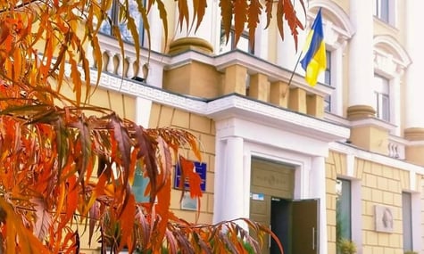 Вчителька з Дніпра нібито розповідала учням, що українці «8 років бомбили росіян на Донбасі». Після розголосу вона звільнилася