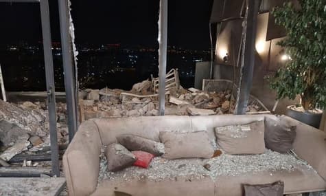 Окупанти атакували Київ безпілотниками. Уламки влучили в будинок