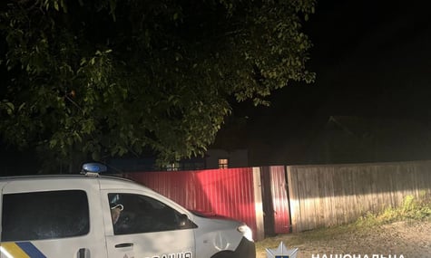 На Київщині семирічний хлопчик застрелив сусідську дівчинку з батьківської рушниці — поліція