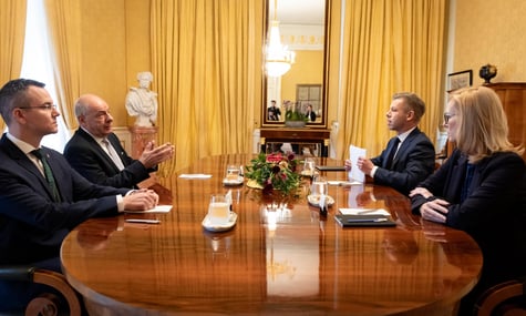 «Усунення всіх маріонеток Орбана». Після чергової відмови президента Угорщини піти у відставку Мадяр заявив, що зробить це через Конституцію