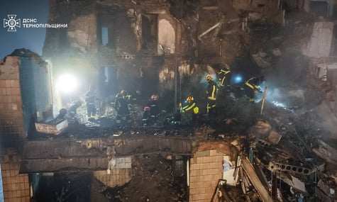 У Тернополі третю добу розбирають руїни після російського обстрілу: шукають ще 16 людей