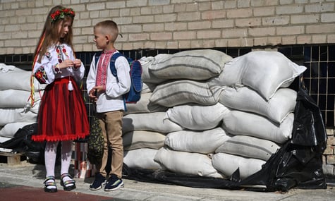 Діти стоять біля мішків із піском на подвір'ї школи у Львові Діти стоять біля мішків із піском на подвір'ї школи у Львові