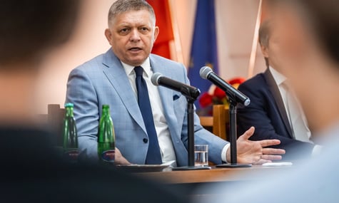 «Облив би її з пожежного шланга, як у психлікарні». Фіцо перед студентами назвав журналістку «дурепою» за її запитання про укази 1940-х років