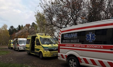 Автівки «швидкої» під час повернення з окупації 11 громадян