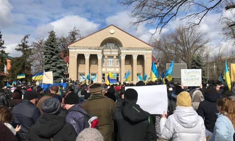 Митинги под обстрелами. Как в оккупированных городах люди борются за Украину