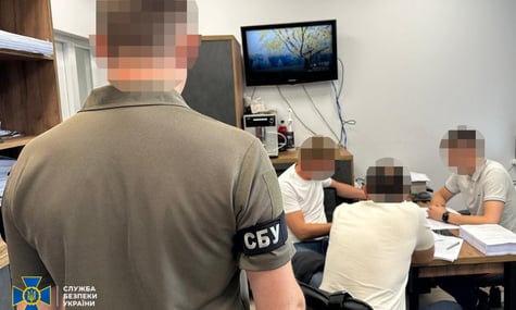 Посадовці райадміністрацій Львова отримали підозри у справі про відновлення будинків після обстрілів. Що відомо?
