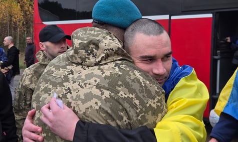 Є і ті, хто пережив теракт в Оленівці. В Україну з полону повернули 270 українців — це продовження обміну, що почався ще в серпні