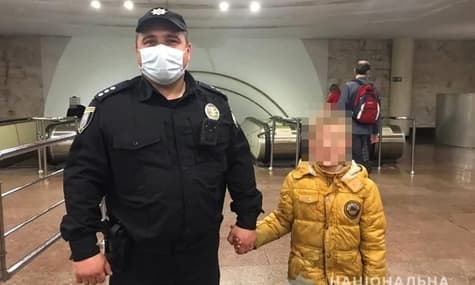 Тато недогледів 8-річного сина, й той сам пішов блукати столичним метро. Відповідальність за це поклали на мати